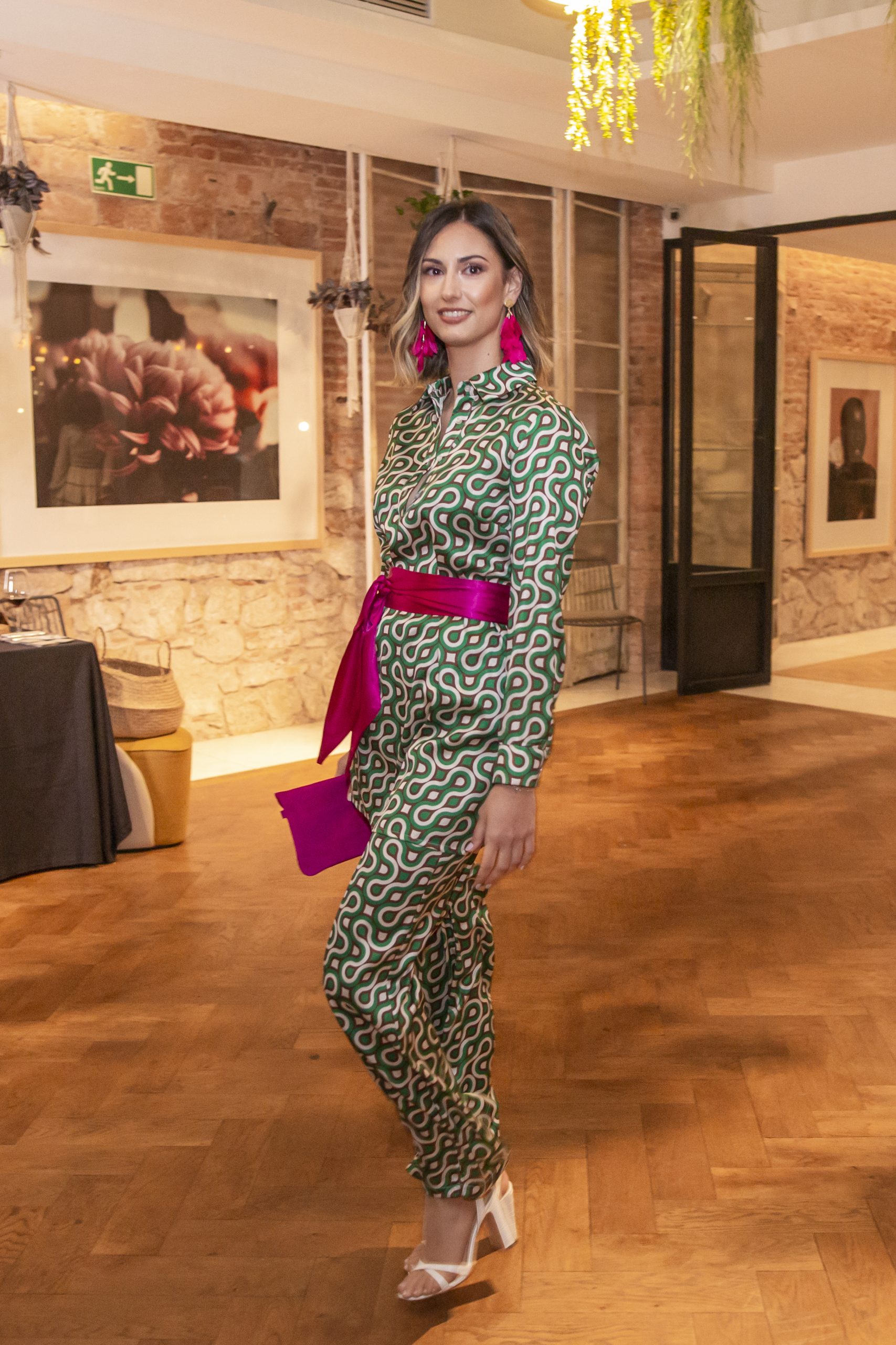 mujer modelando con vestido verde