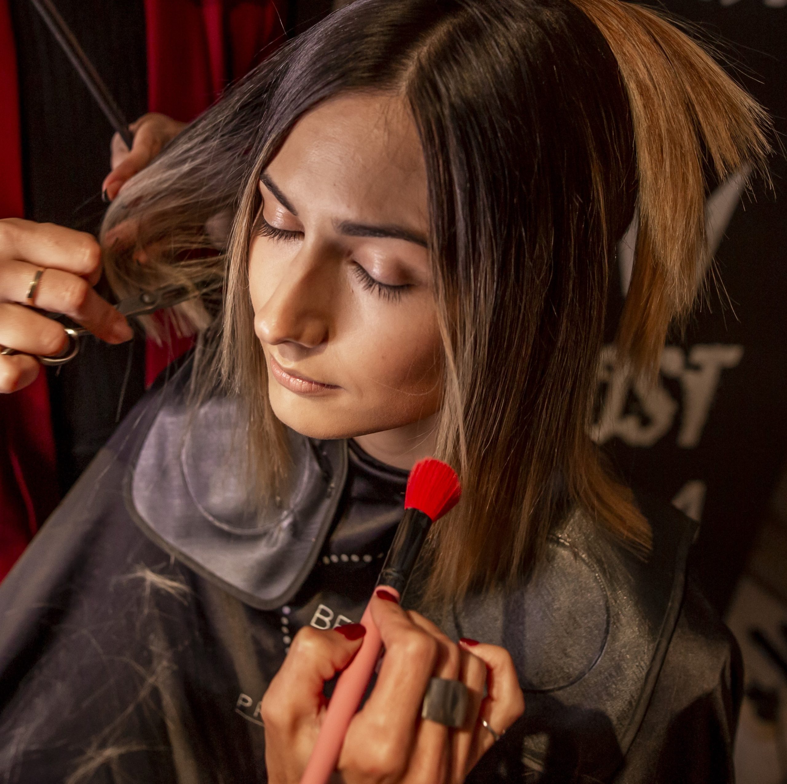 mujer siendo maquillada peinada scaled